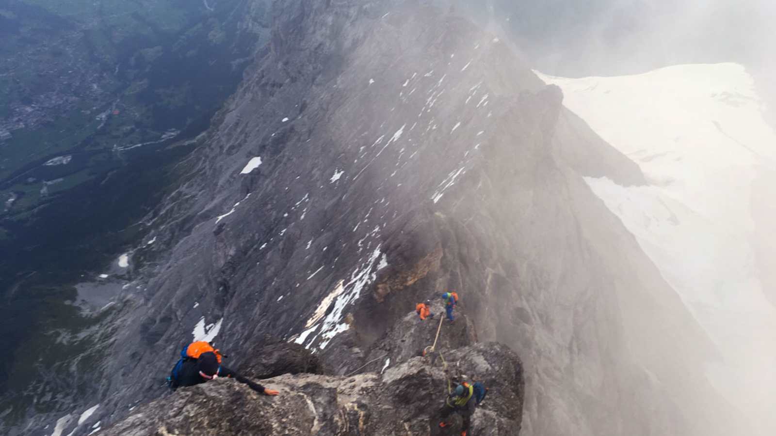 Für einen kurzen Moment öffnet sich die Nebelwand