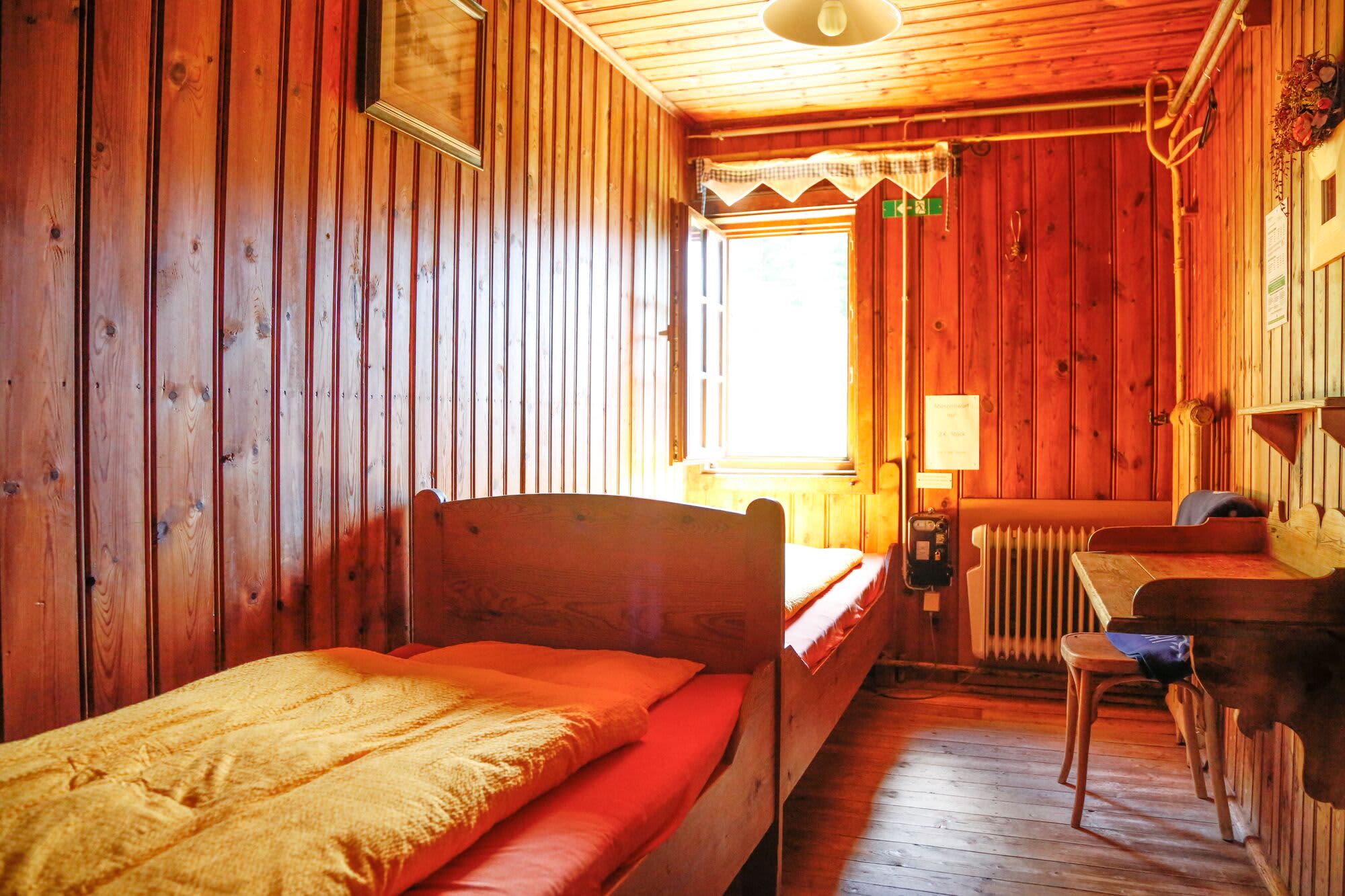 Auch die Standardzimmer sind auf der Vorderkaiserfeldenhütte liebevoll hergerichtet