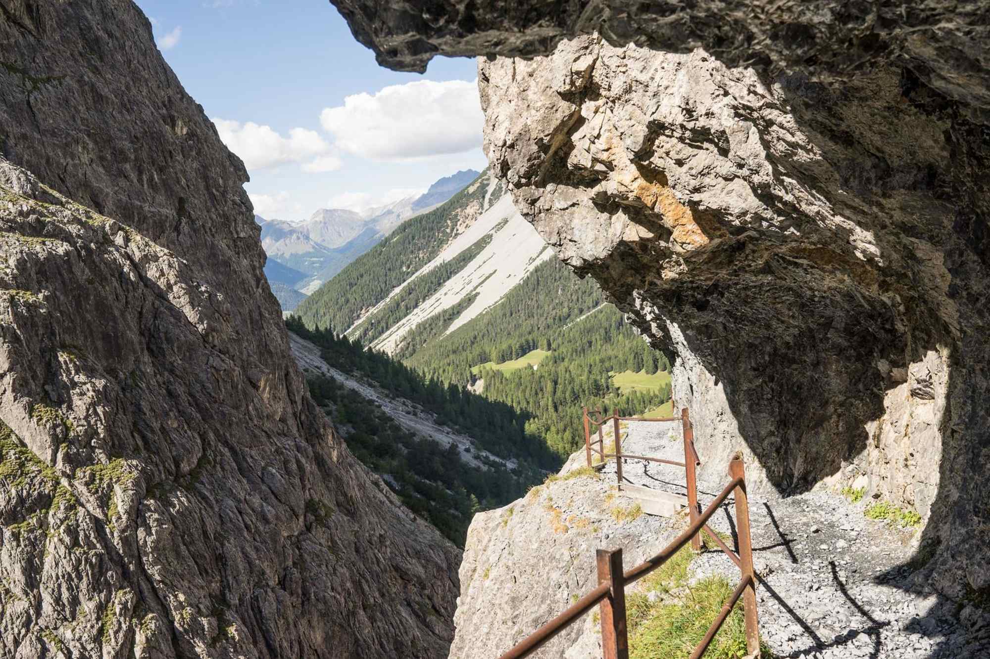 Der schmale Weg durch die Felsen von Uina.