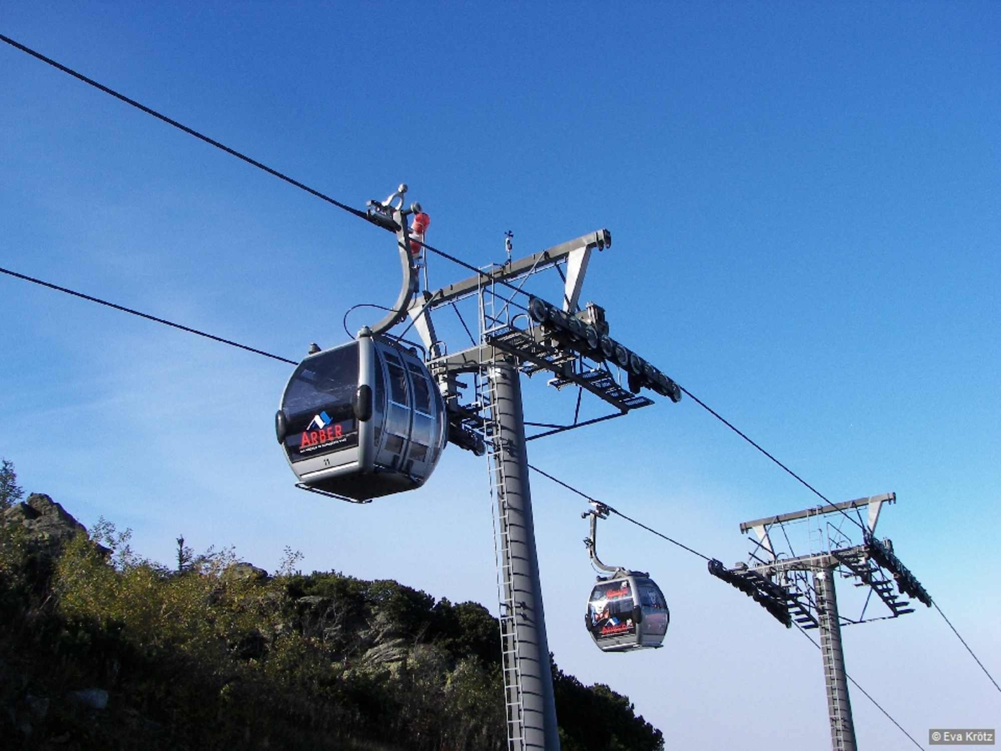 An der Bergstation der Gondelbahn vorbei erwarten uns Arberschutzhaus und Eisensteiner Hütt’n mit ihren großen Sonnenterrassen. Auf demselben Weg wandern wir zurück zur Bodenmaiser Mulde.