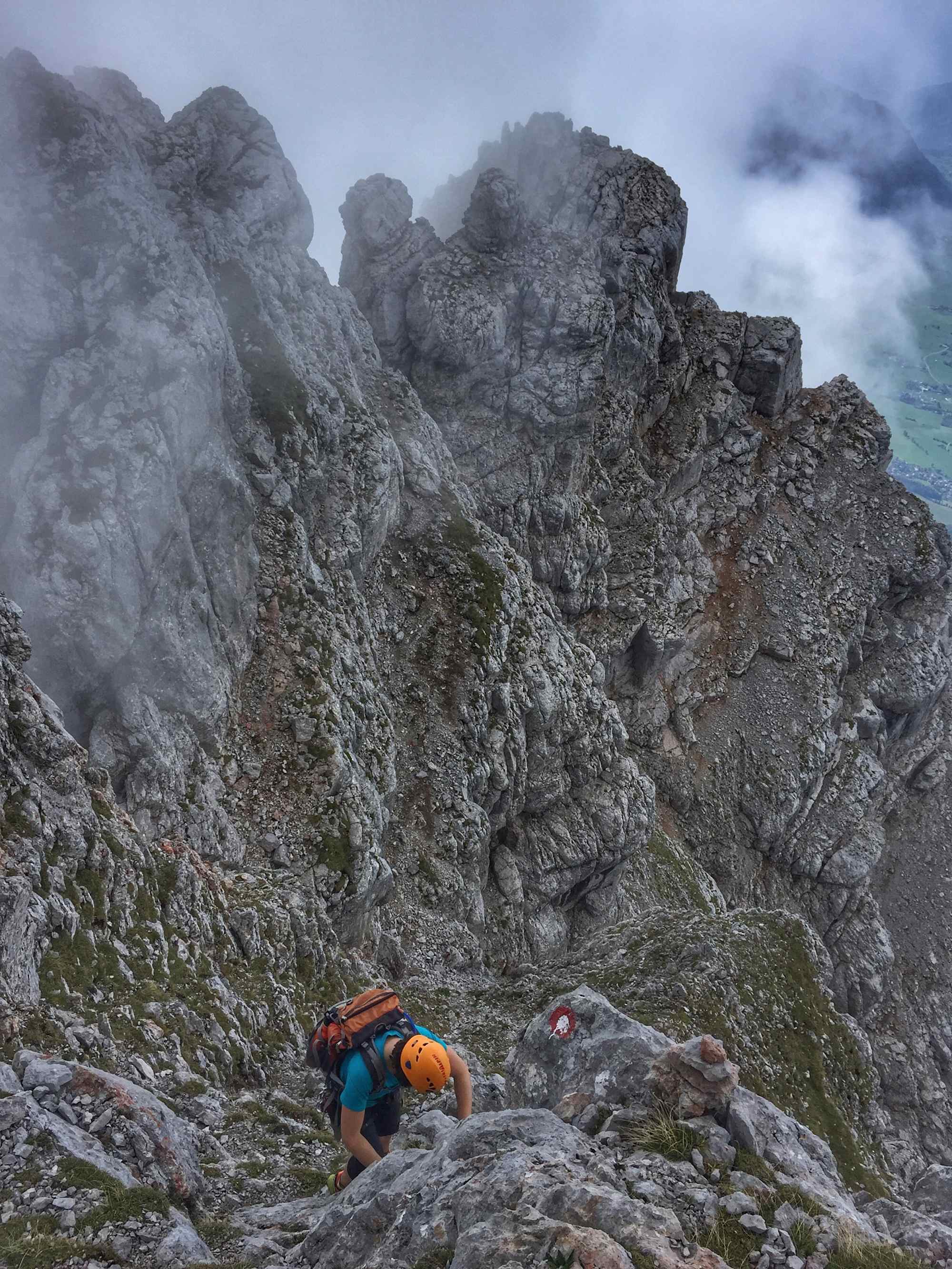 Im Hintergrund die Abkletterstelle am rechten der zwei, kleinen Felsköpfe