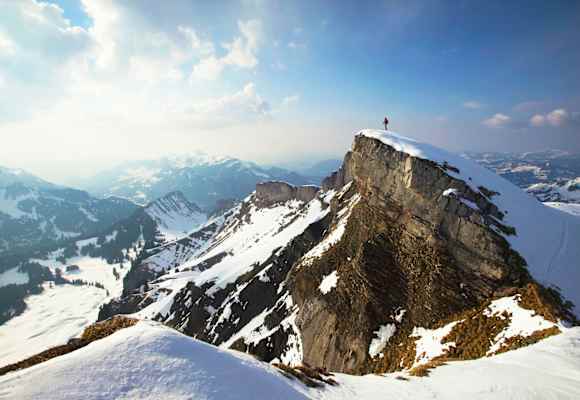 Österreich: Bergsteiger vor Alpenpanorama