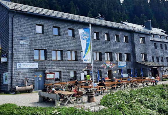Das Ötscherschutzhaus liegt am Fuße des Ötschers (1.893 m) in den Ybbstaler Alpen in Niederösterreich. 