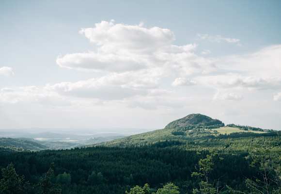 Ausblick von der Enzianhütte Rhön mit der Milseburg