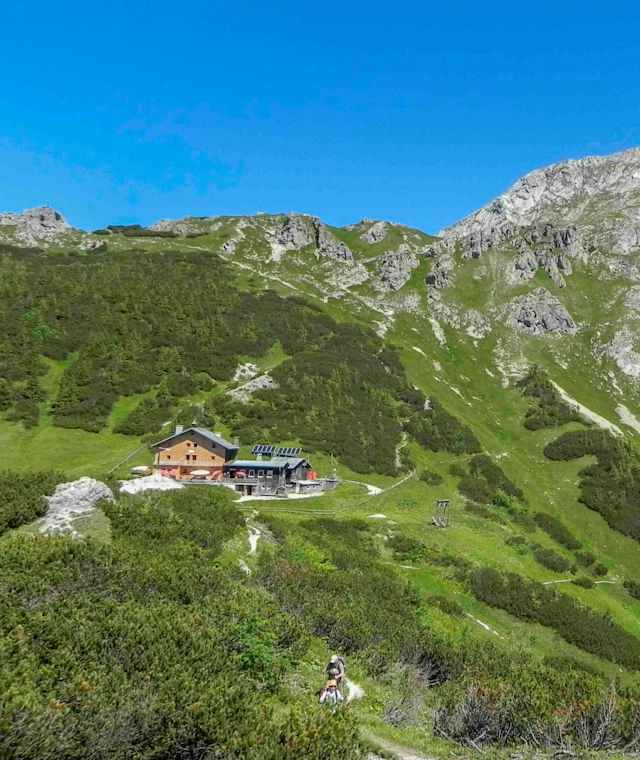 Das Carl-von-Stahl-Haus steht an einem schönen Platz am Torrener Joch.
