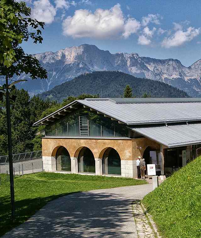 Ausgangspunkt ist die Haltestelle Dokumentation Obersalzberg
